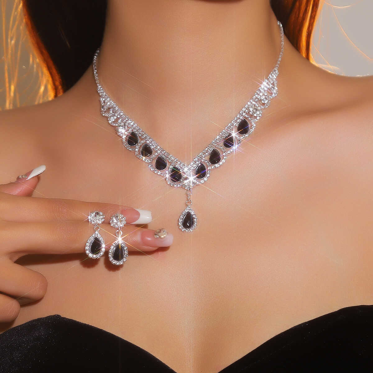 Al Ain Jewelry & Watches Exhibition 2025 - DINGKA Set Kalung dan Anting Berlian