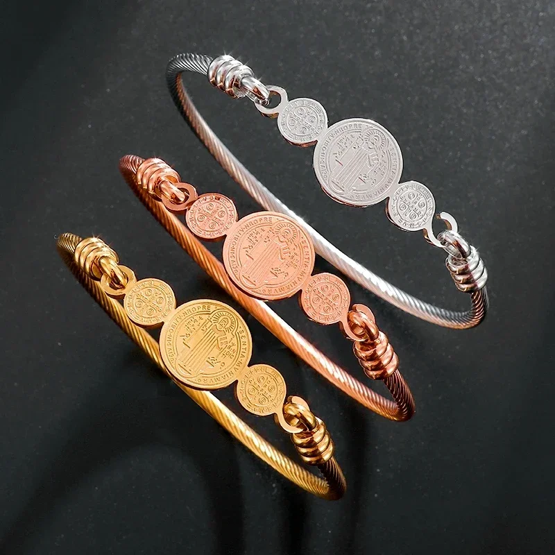 Al Ain Jewelry & Watches Exhibition 2025 - Gelang salib Saint Benito baja tahan