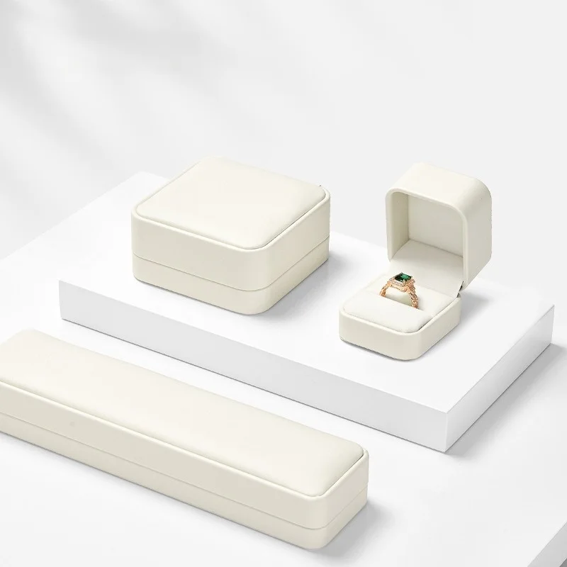 Kotak Cincin Mewah untuk Hadia - Jc Jewelry & Watches ulasan dan harga